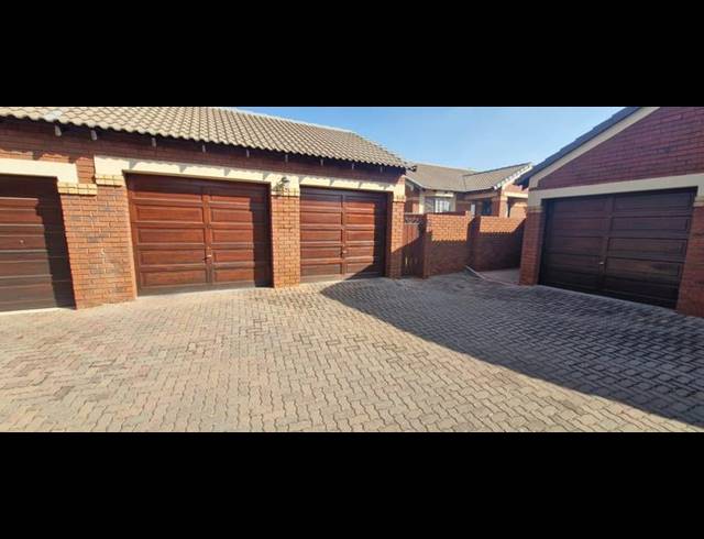 2 BEDROOM TOWNHOUSE FOR SALE IN MONAVONI